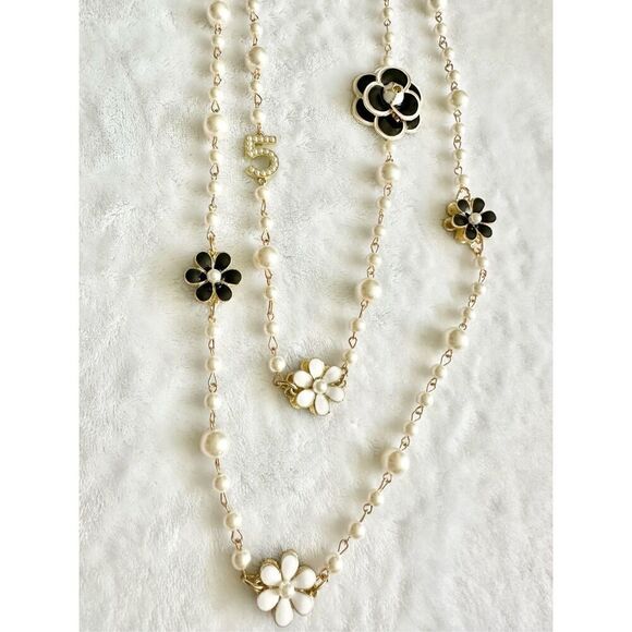Classy number five Pearl flower statement necklace  - Picture 2 of 2